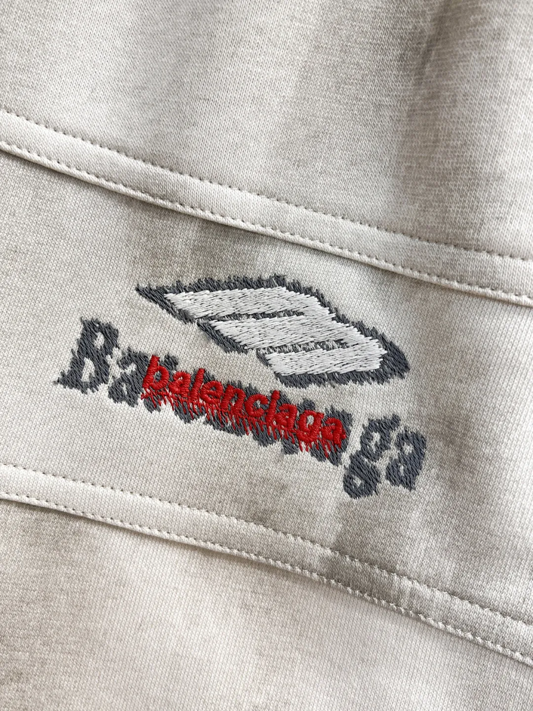 Balenciaga's three-standard complete 2026 summer New Arrival men's casual shorts, advanced custom-made Breathable fabric, Breathable fabric, extremely stretchy and comfortable, impeccable details, top-grade accessories, original logo design concept, delicate and soft feel! The upper body fit is awesome! Size: M-XXXL Please state your height and weight when ordering